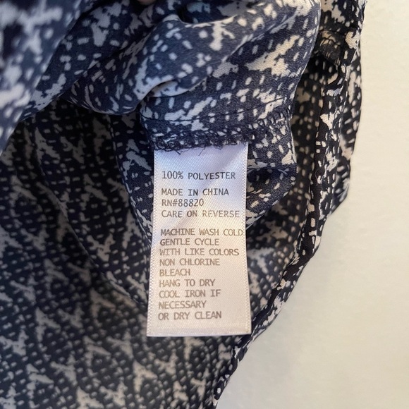 Willi Smith navy portofino ¾ sleeve bell sleeve abstract printed flowy blouse - Picture 4 of 5